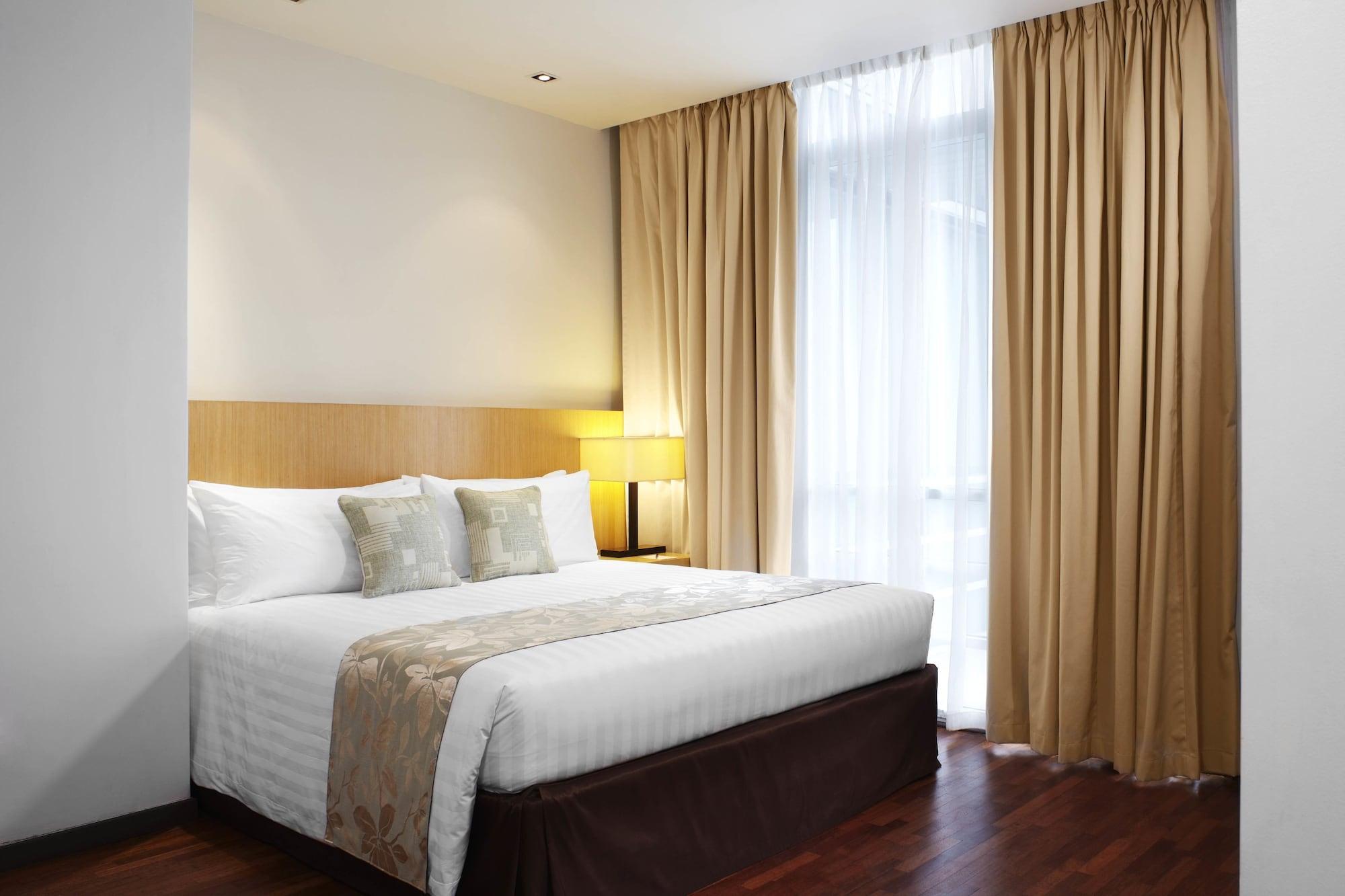 Parkroyal Serviced Suites קואלה לומפור מראה חיצוני תמונה A bedroom with curtains