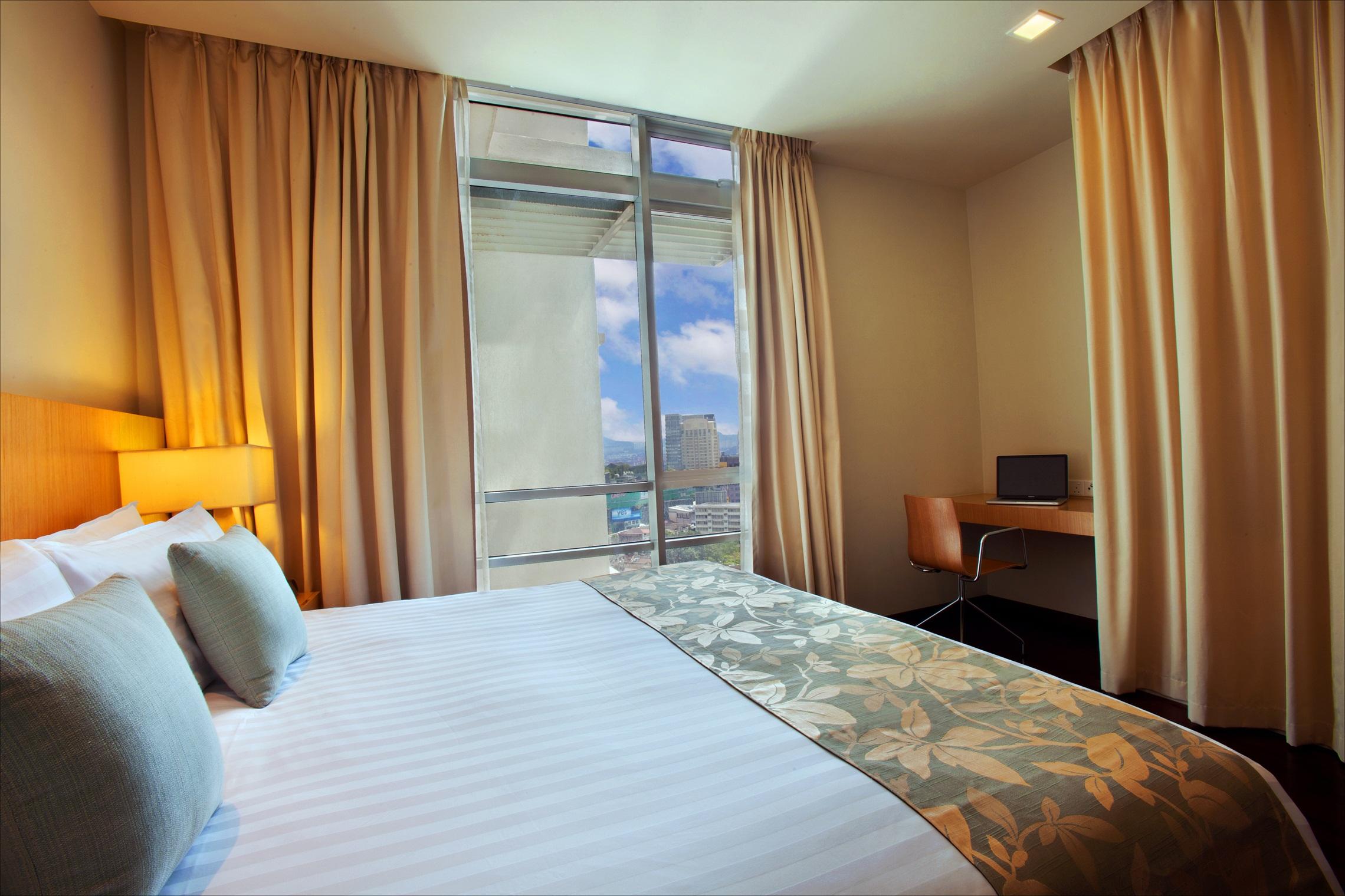 Parkroyal Serviced Suites קואלה לומפור חדר תמונה A bedroom at the hotel