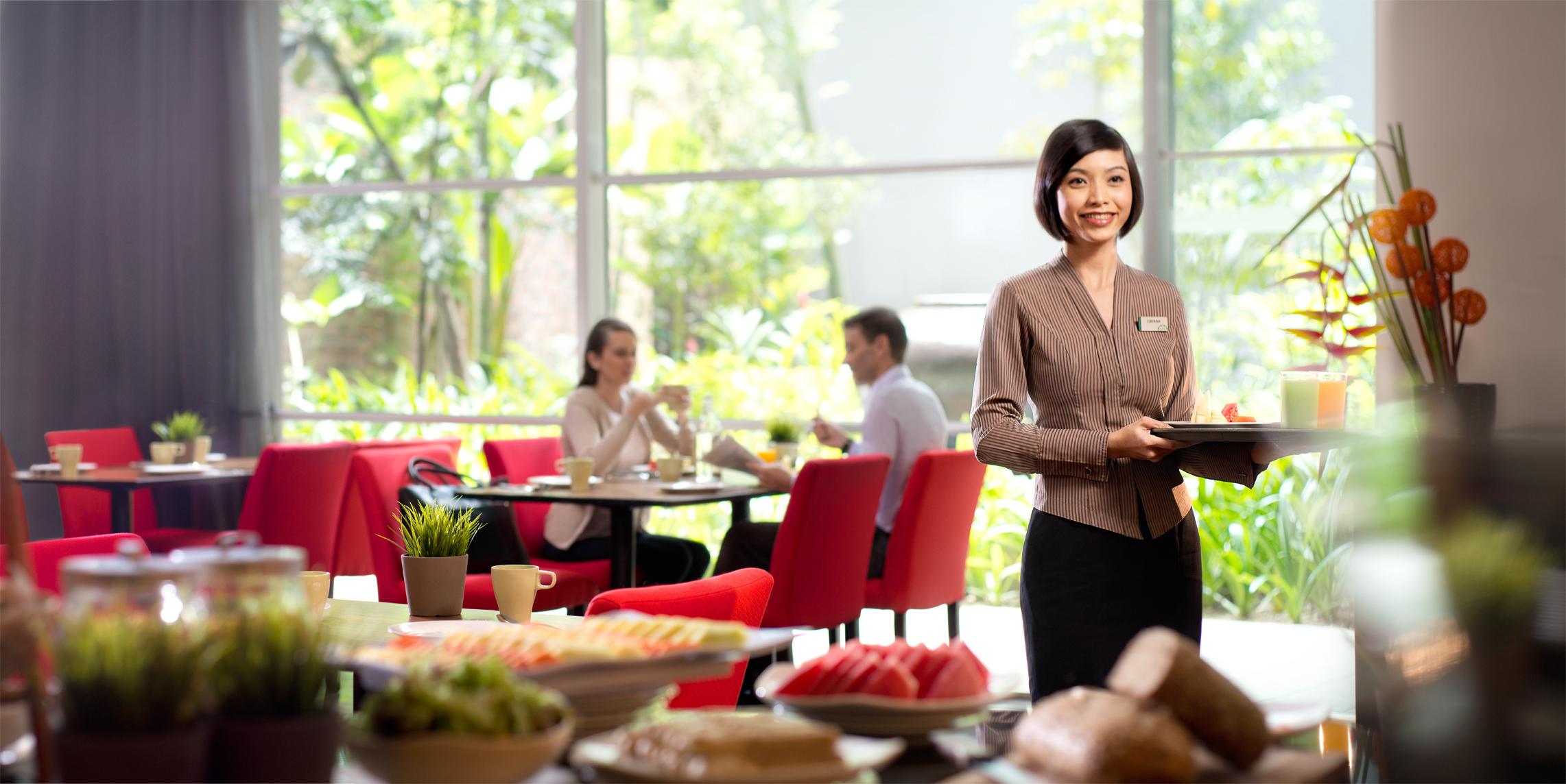 Parkroyal Serviced Suites קואלה לומפור מראה חיצוני תמונה A restaurant hostess