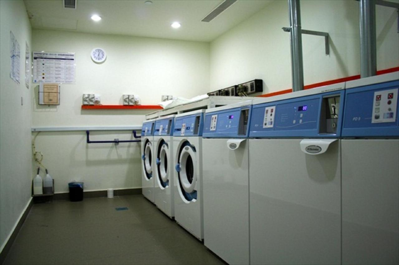 Parkroyal Serviced Suites קואלה לומפור מראה חיצוני תמונה Laundry facilities at the station