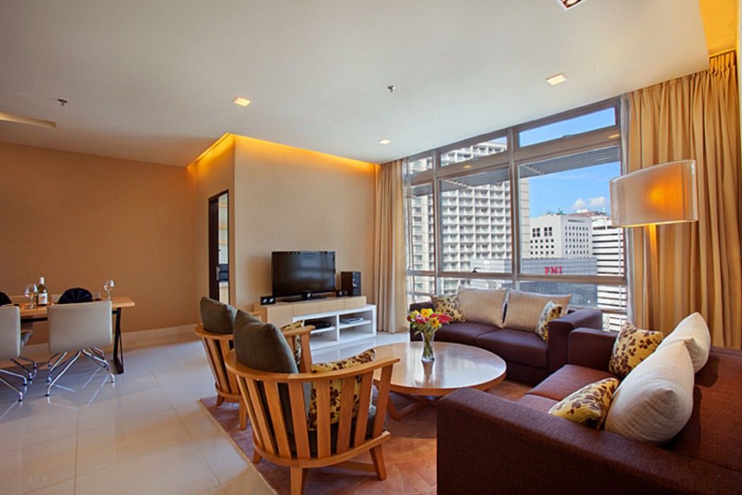 Parkroyal Serviced Suites קואלה לומפור מראה חיצוני תמונה A living room in a serviced apartment in Singapore