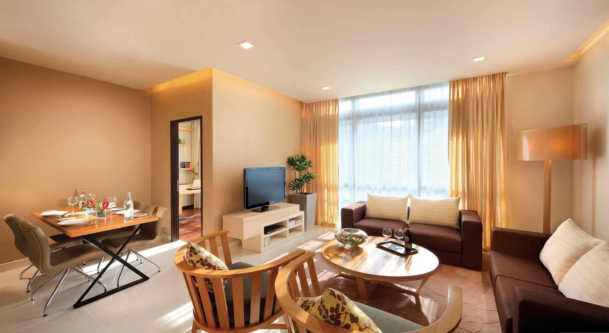 Parkroyal Serviced Suites קואלה לומפור מראה חיצוני תמונה A living room in a serviced apartment in Beijing, China