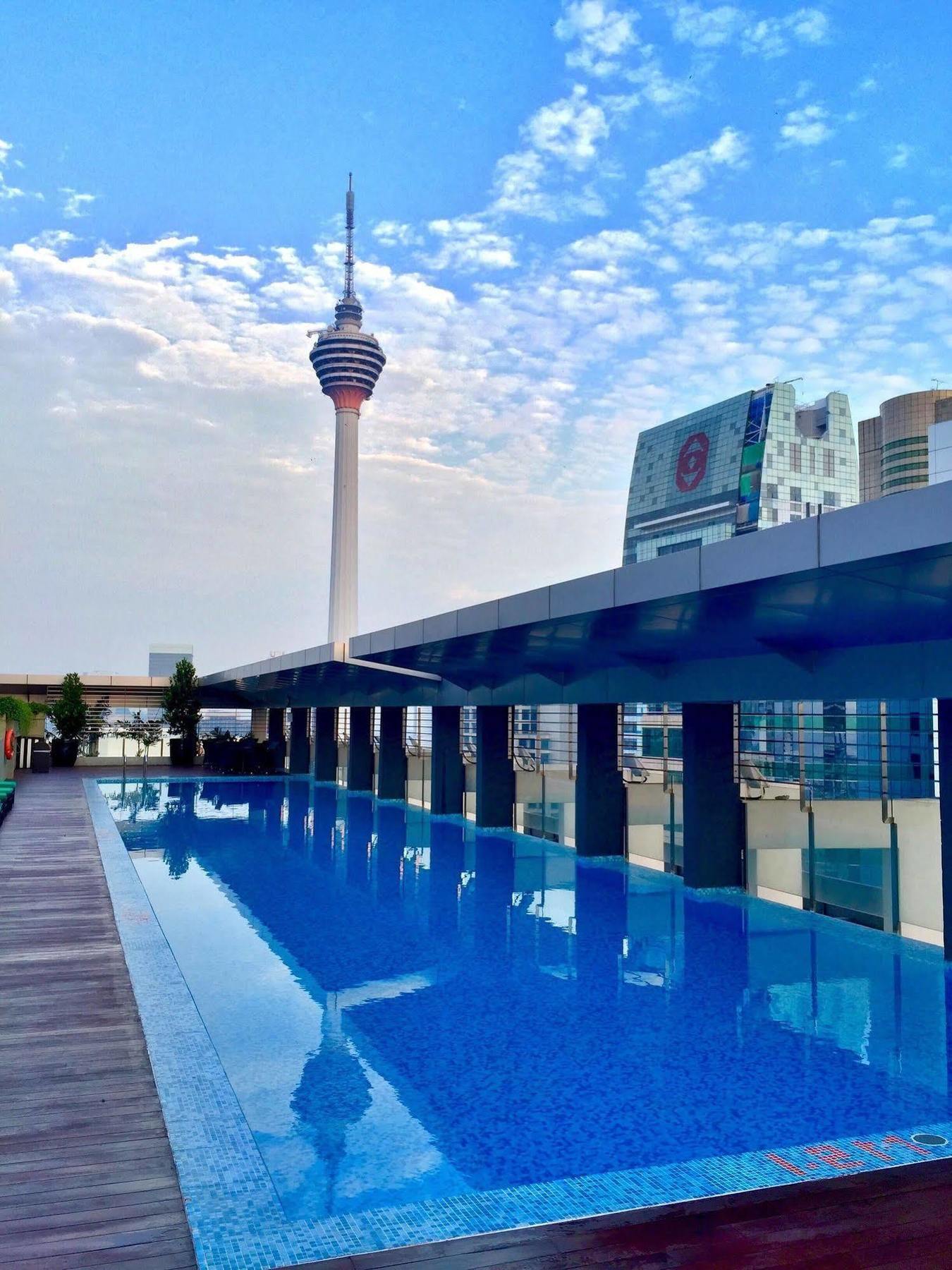 Parkroyal Serviced Suites קואלה לומפור מראה חיצוני תמונה The pool deck at the 33rd floor of the hotel.