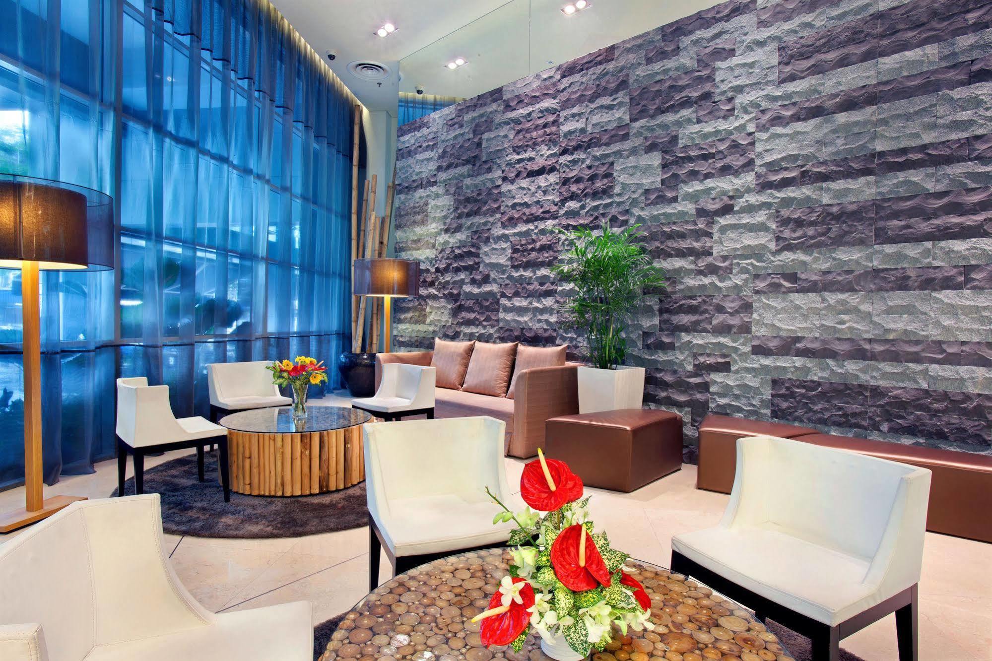 Parkroyal Serviced Suites קואלה לומפור מראה פנימי תמונה The lobby of the hotel