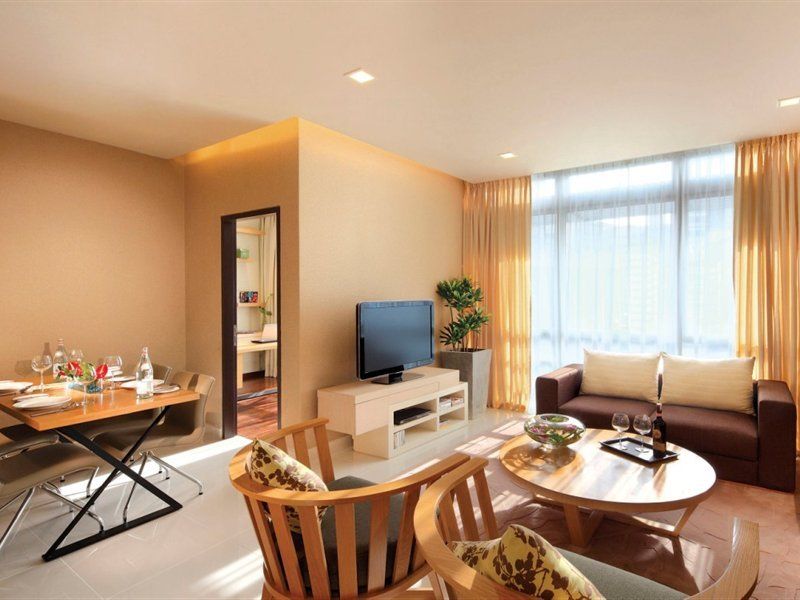 Parkroyal Serviced Suites קואלה לומפור מראה חיצוני תמונה A living room in a serviced apartment in Kuala Lumpur, Malaysia
