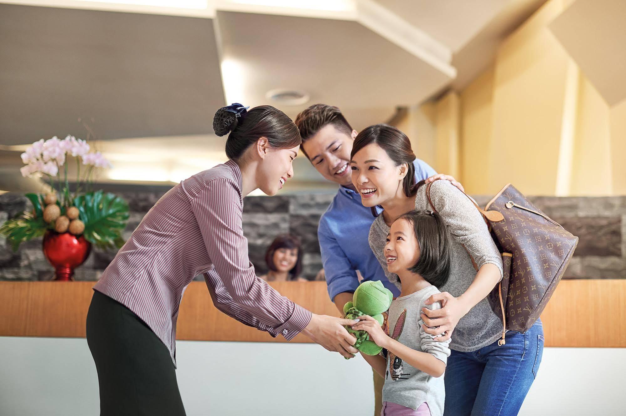Parkroyal Serviced Suites קואלה לומפור מראה חיצוני תמונה A family at the airport